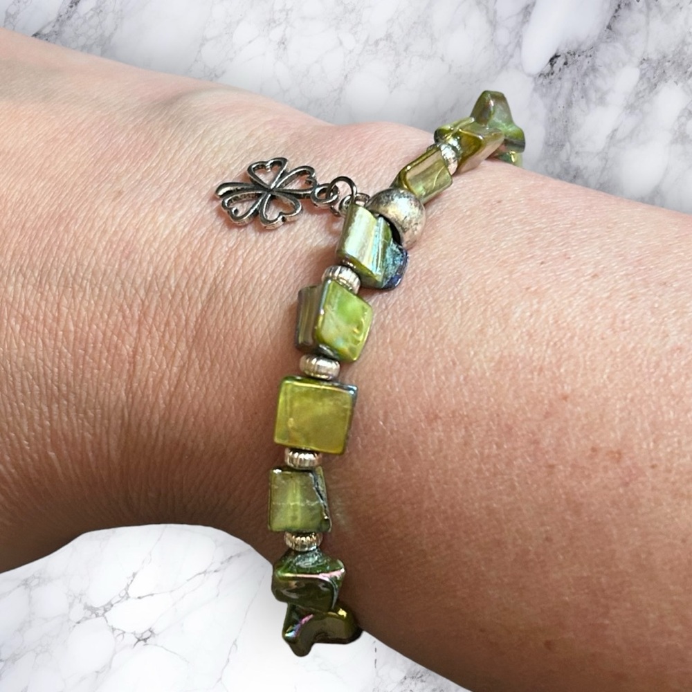 Hand Crafted St. Patrick’s Green Bracelet Clover Charm Mother Of Pearl Shamrock - Picture 5 of 7